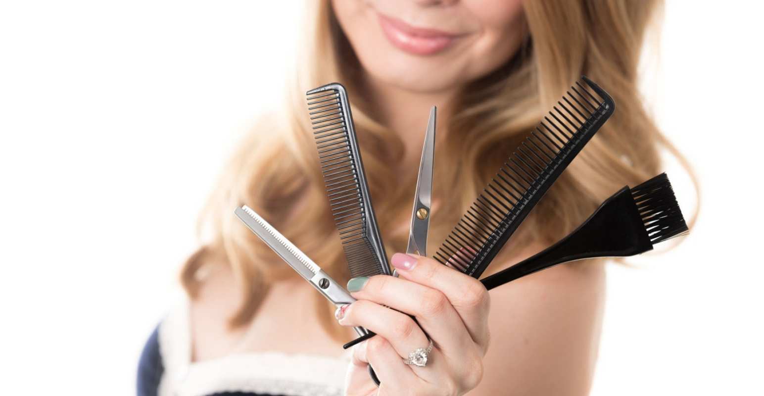 Открытка девушка парикмахер с расческой   с днем парикмахера расческа  С днем парикмахера 