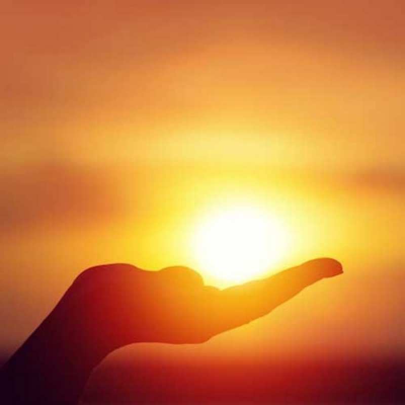 Открытка солнце в руке  ладошка и закат  Доброе утро 