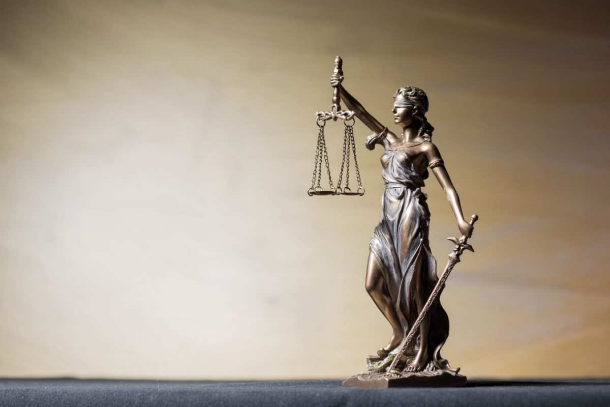 Открытка фигурка фемиды  с днем юриста  С днем юриста 