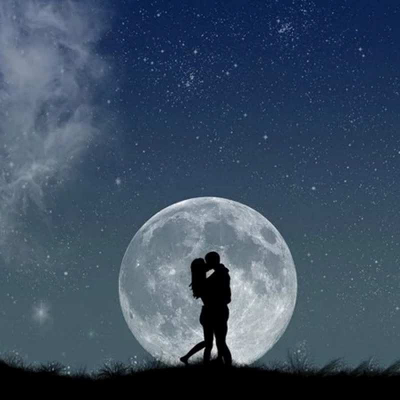 Открытка на фоне луны  сладкая парочка  Хочу обнять тебя 