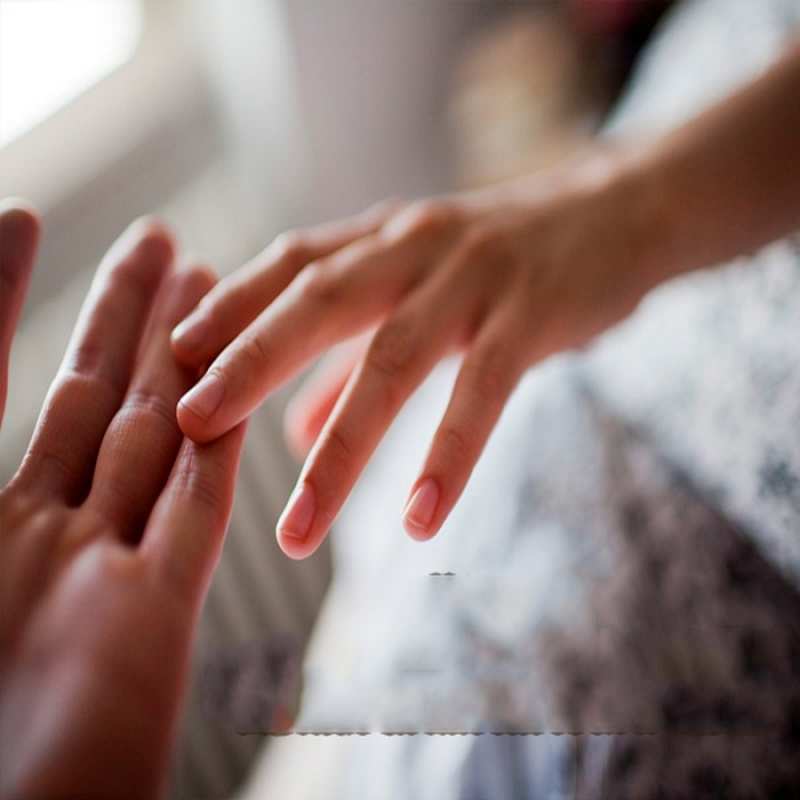 Открытка касание руки  прикосновение  Хочу обнять тебя 