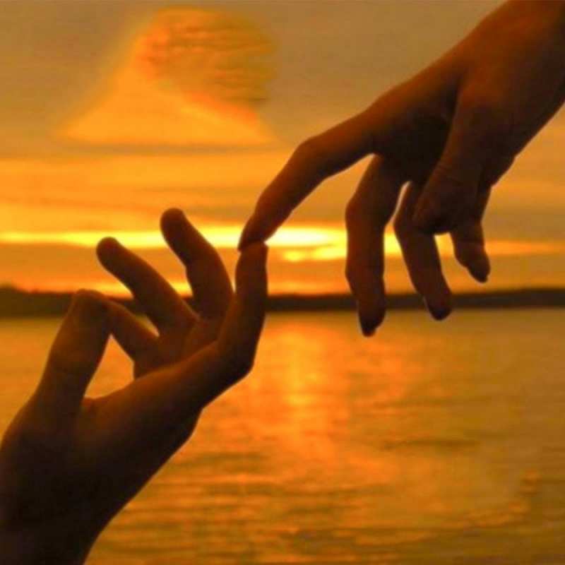 Открытка косание пальцем  прикосновение нежное к любимому  Хочу обнять тебя 