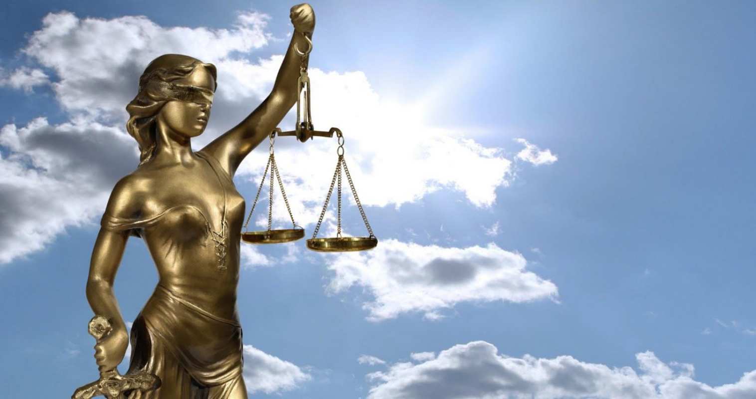 Открытка фемида на фоне неба  с днем юриста  С днем юриста 