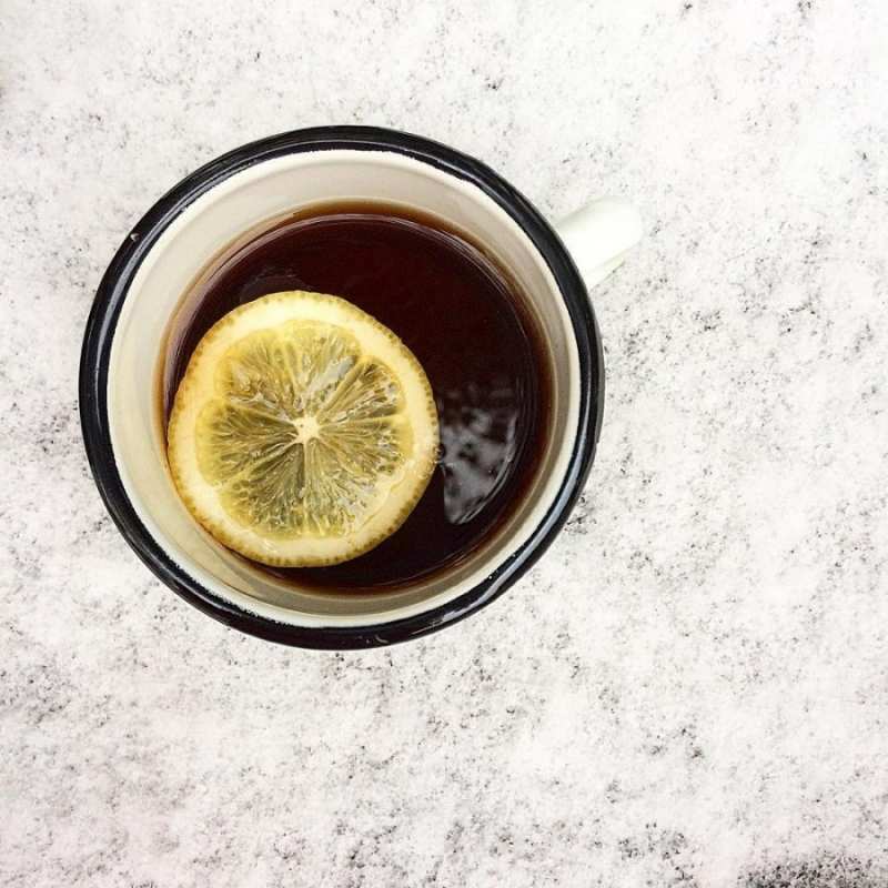 Открытка кружка чая и лимон  на мраморном столе  Выздоравливай 