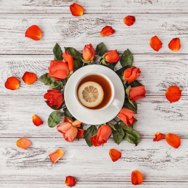 Открытка лепестки роз и чай с лимоном  фон из досок  Выздоравливай 