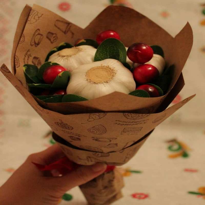 Открытка чеснок и клюква  букет из фитонцидов и витамина c  Выздоравливай 