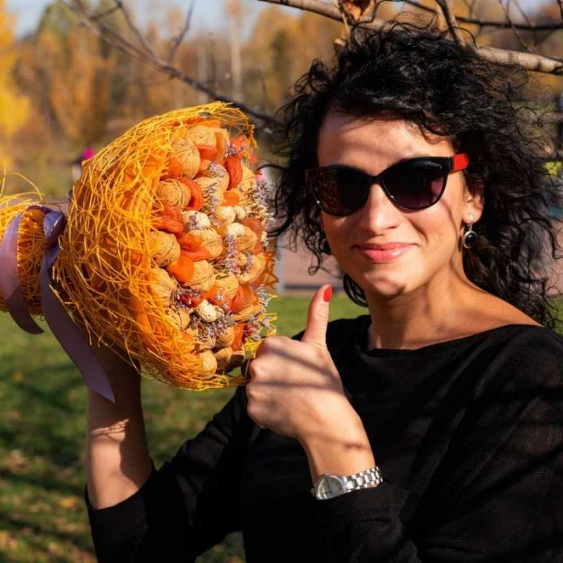 Открытка страшная тетка рекомендуете не болеть  что то там у нее в букете  Выздоравливай 