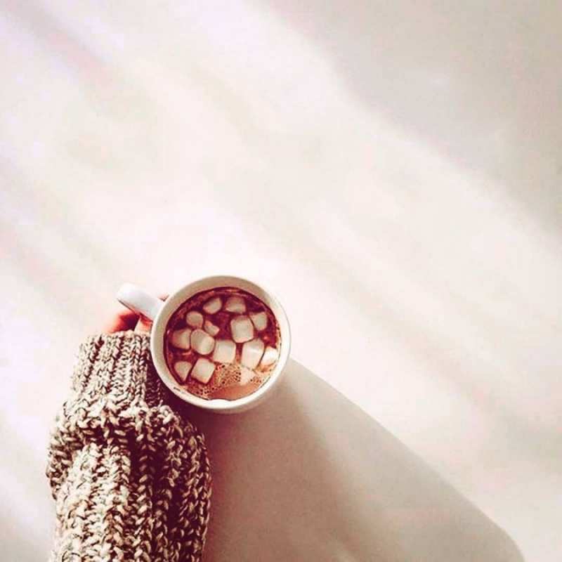 Открытка чай и вкусня  рука в свитре  Выздоравливай 