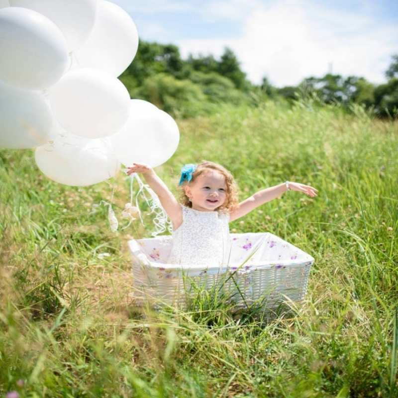 Открытка вообще не понял  девочка сидит в корзине наверное от этого больной должен выздороветь   Выздоравливай 