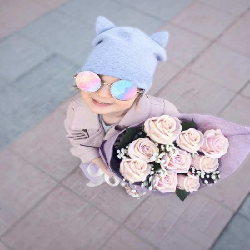 Открытка девочка в очках  букет роз и ребенок  Выздоравливай 