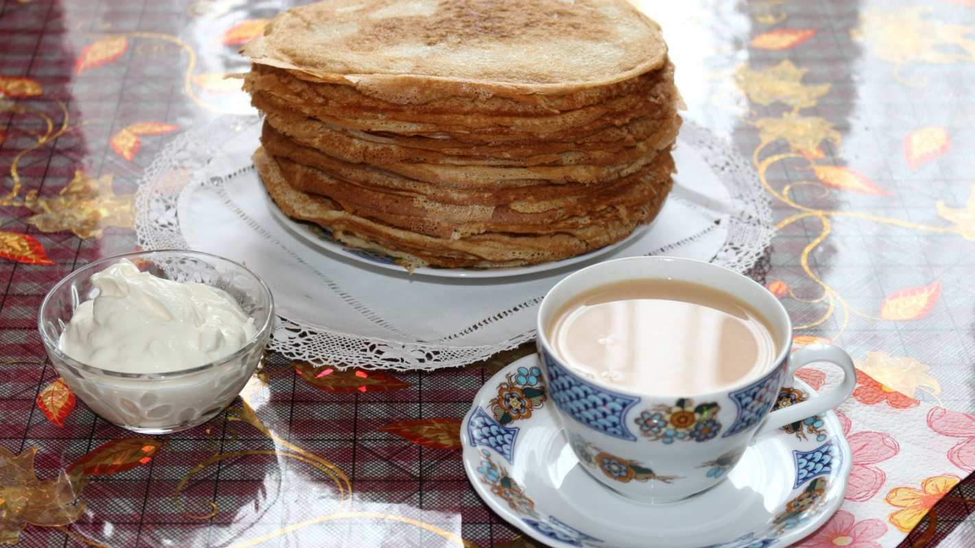 Открытка чай с маслом с блинами со сметаной  блины  С масленицей 