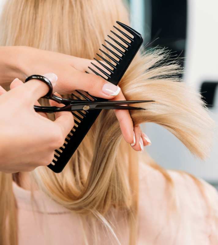 Открытка идет стрижка 1 подстригают человека  1 С днем парикмахера 