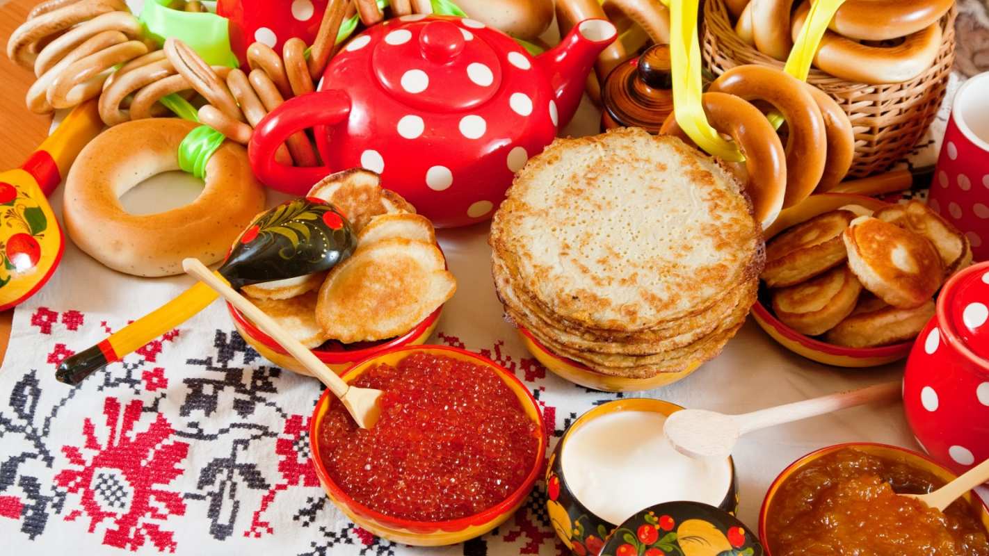 Открытка стол на масленицу с блинами красной икрой и оладушками  блины, красная икра, баранки   С масленицей 