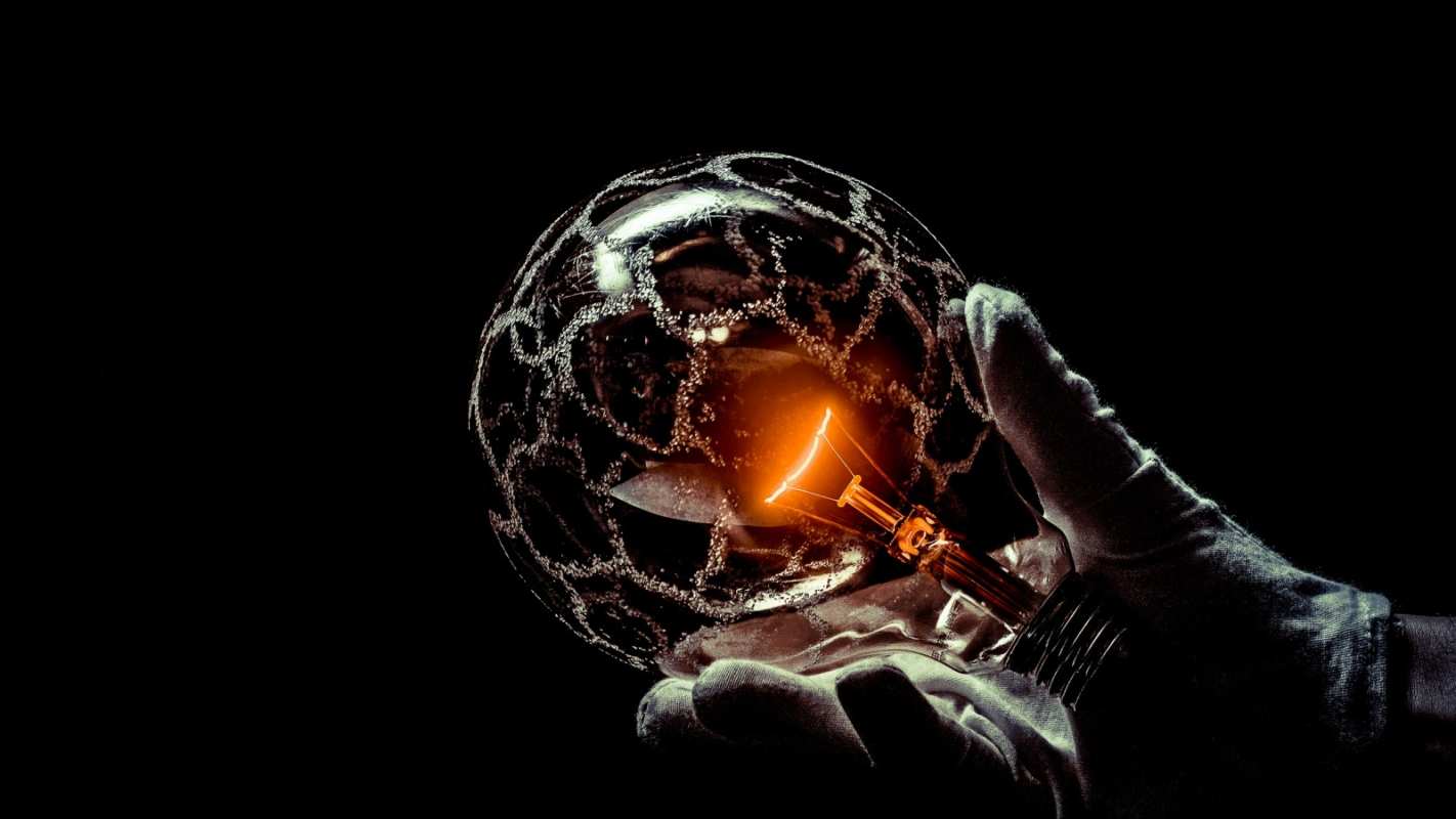 Открытка лампа в руках  лампа  С днем энергетика 