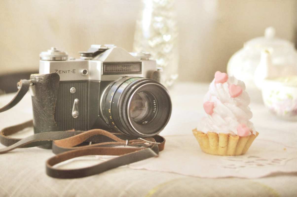 Открытка фотоаппарат и пирожное  с днем фотографа  С днем фотографа 
