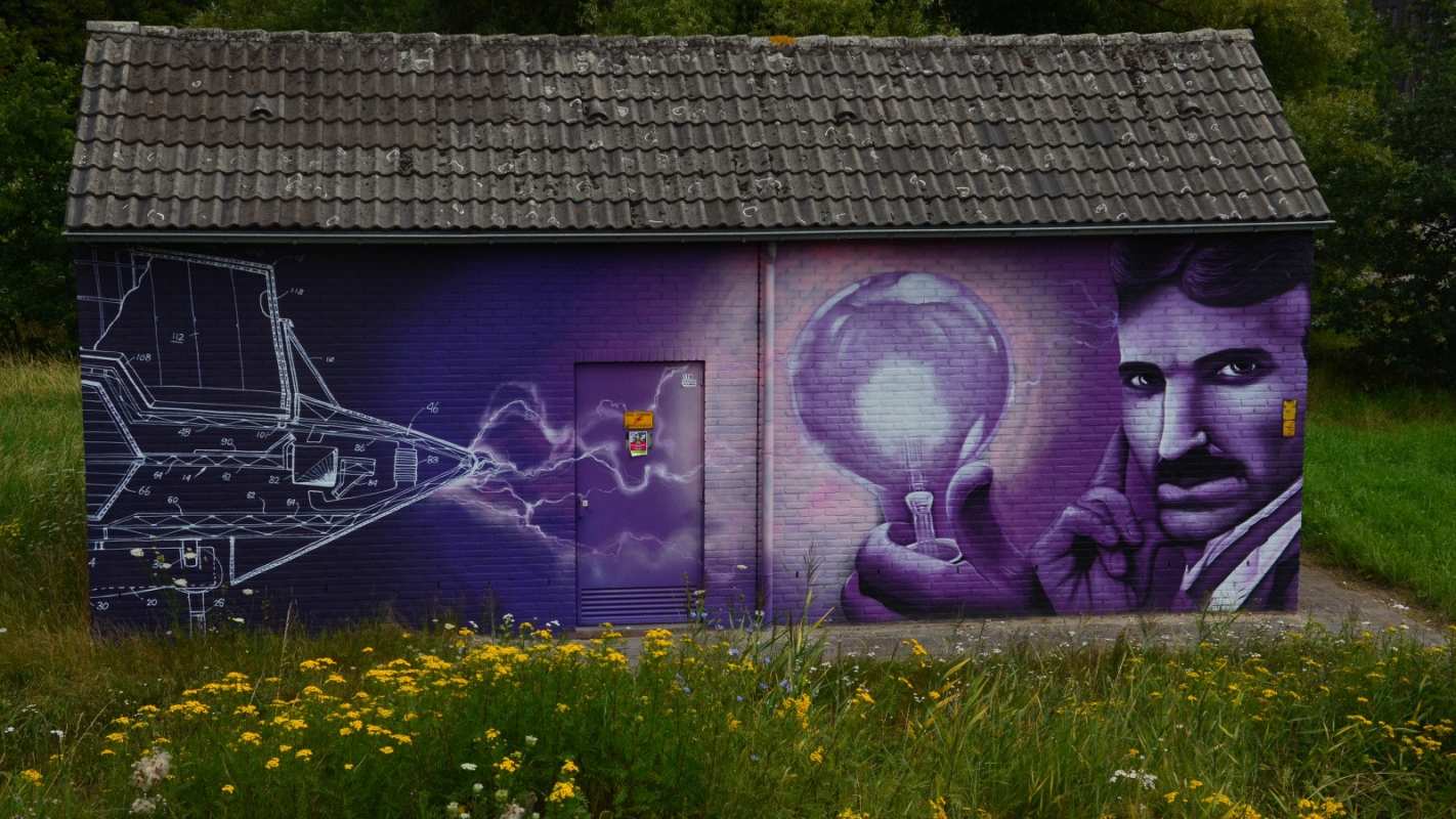 Открытка трансформаторная будка и тесла  молнии, Тесла  С днем энергетика 