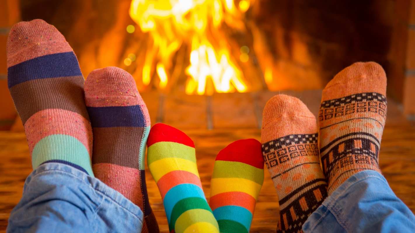 Открытка семья греет ноги у камина  с днем семьи   С днем семьи 