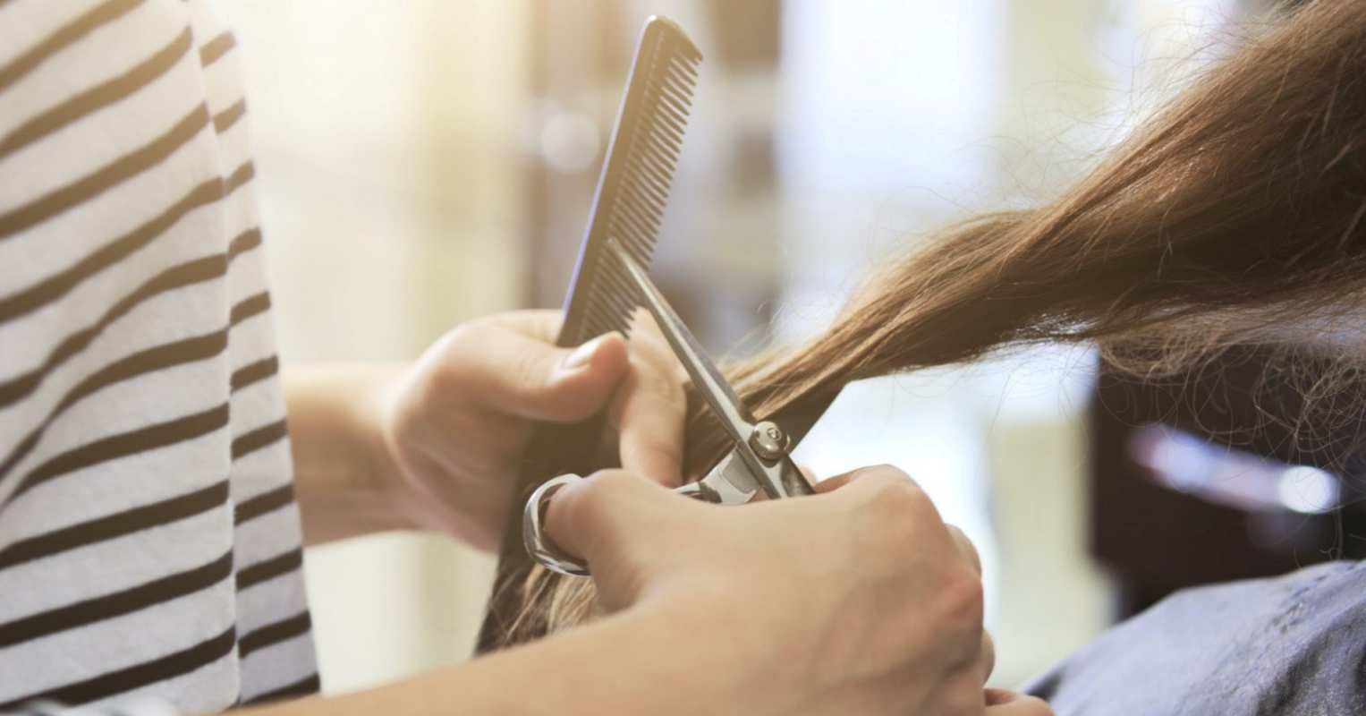 Открытка стригут волосы  с днем парикмахера расческа  С днем парикмахера 