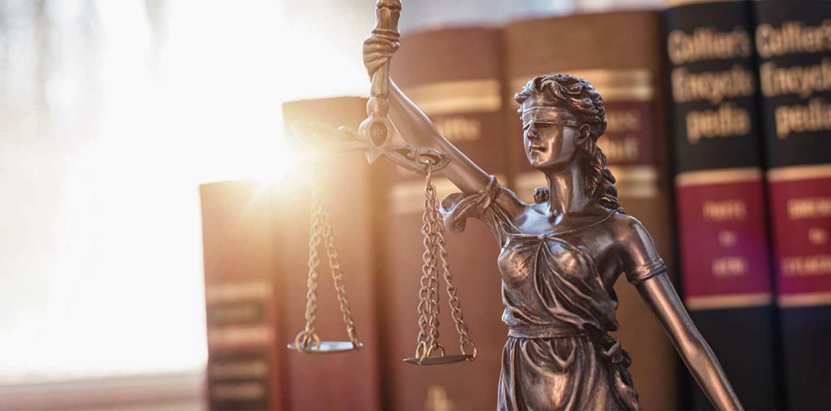 Открытка фемида справочники и солнце  фемида с днем юриста  С днем юриста 