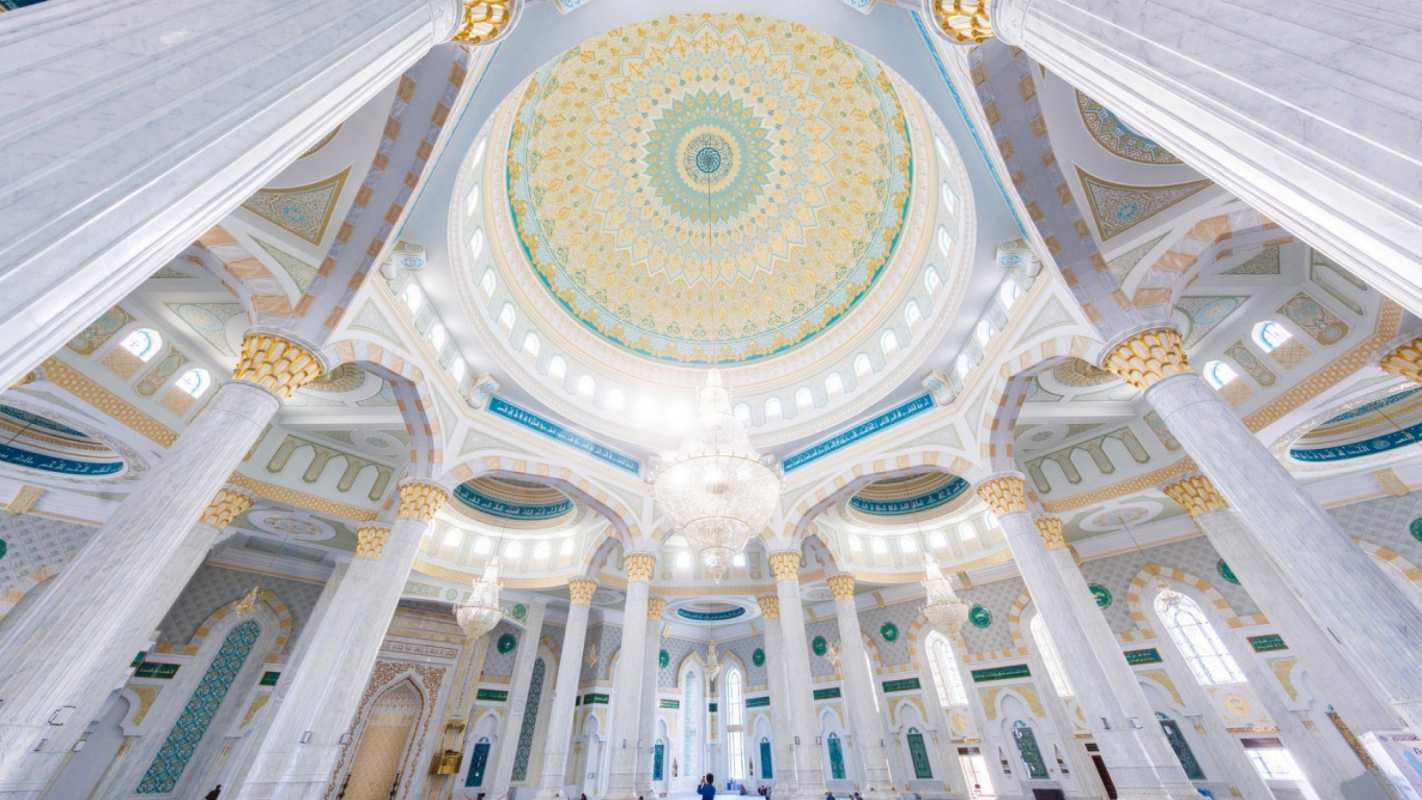 Открытка святящийся купол мечети  мечеть  С курбан айтом 