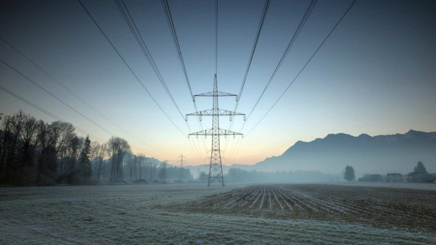 Открытка Линия электропередач на фоне гор и поля   поле ЛЭП  С днем энергетика 