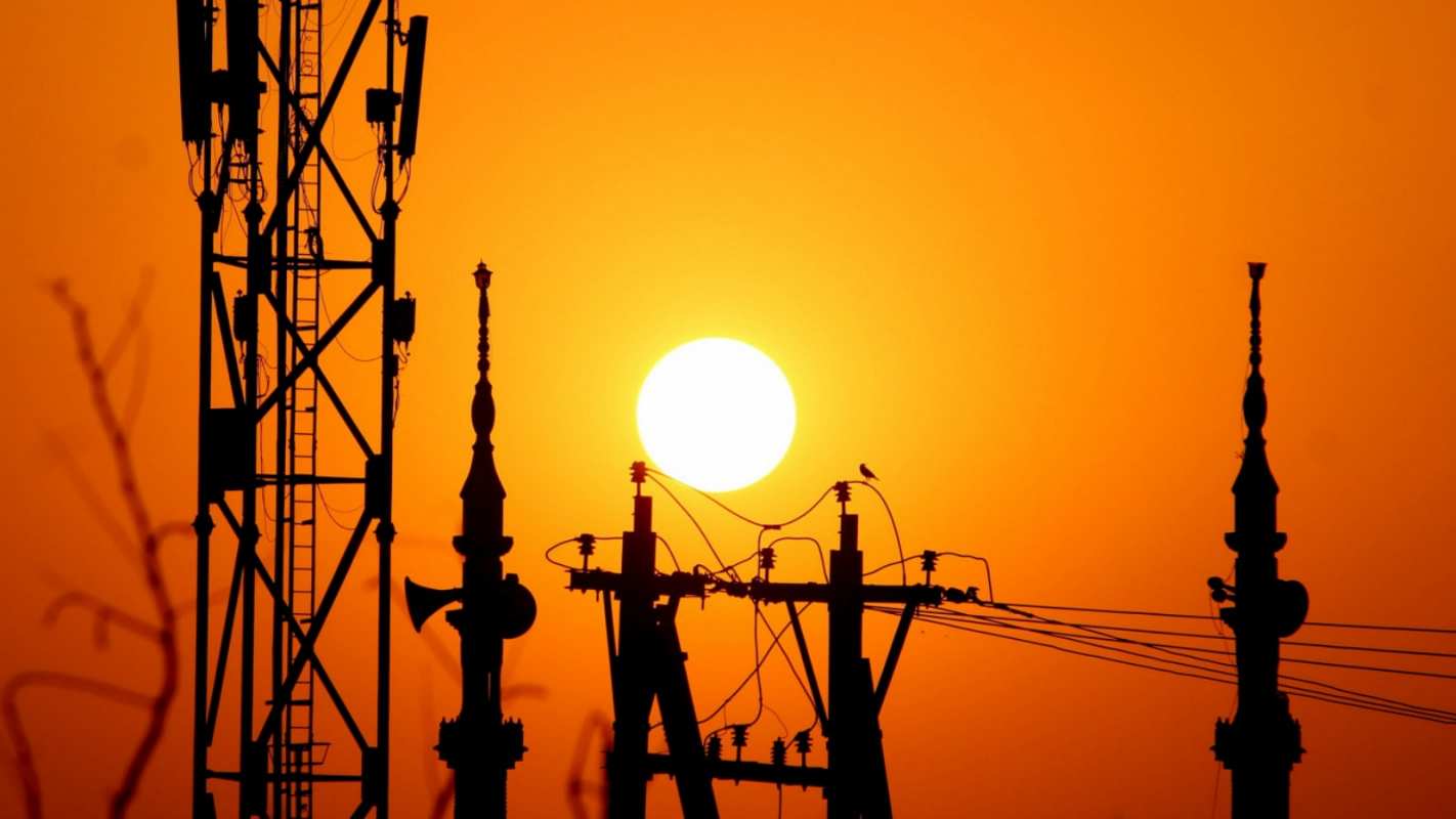 Открытка высокое напряжение  закат,  электроэнергия, энергетик  С днем энергетика 