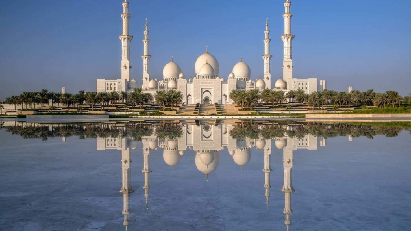 Открытка большая мечеть на фоне озера  мечеть  С курбан айтом 