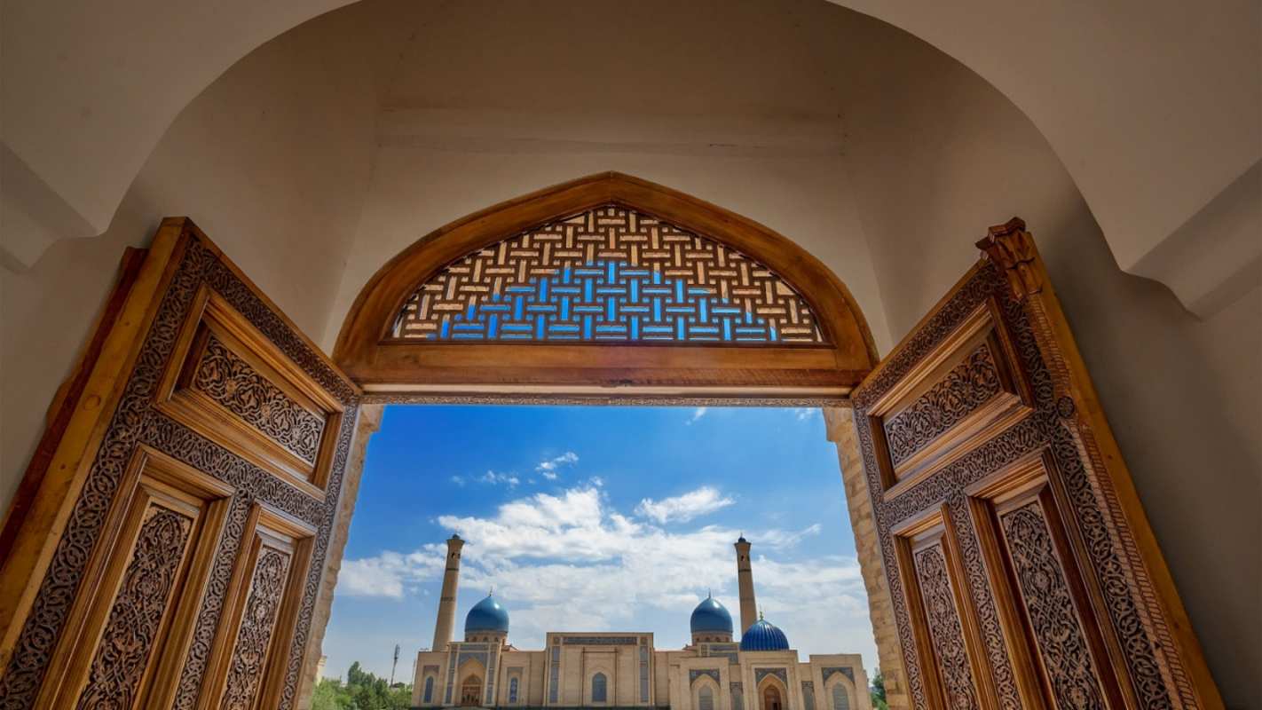 Открытка ворота в мечеть  мечеть  С курбан айтом 