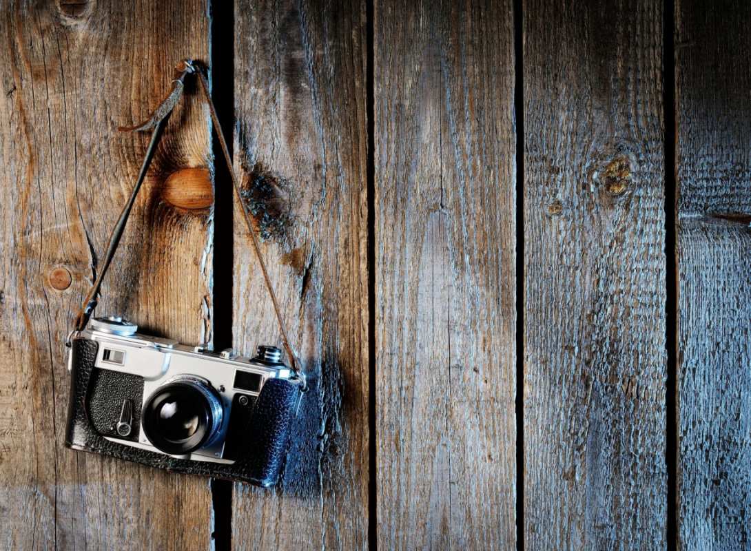 Открытка фотоаппарат висит на ремешке  с днем фотографа  С днем фотографа 