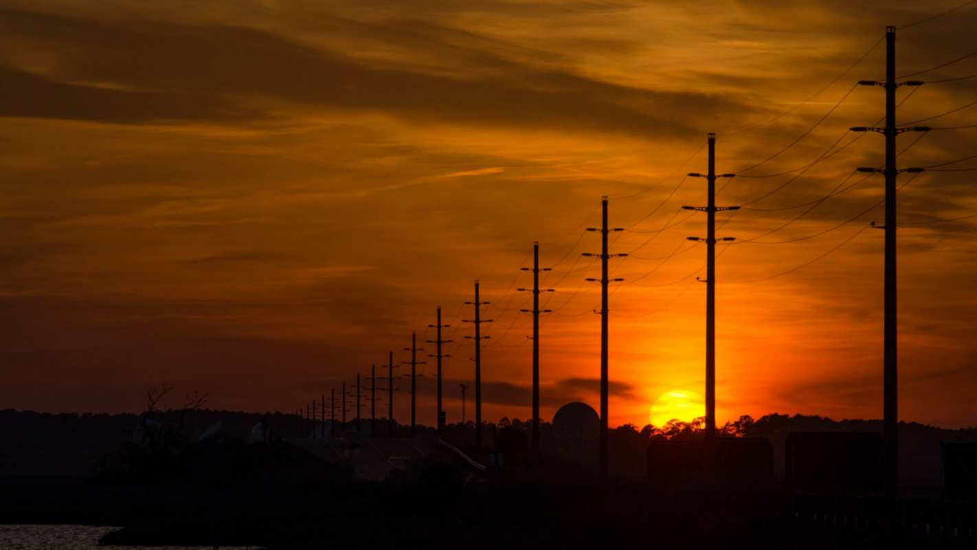 Открытка закат солнца на фоне проводов и столбов  столбы провода закат  С днем энергетика 