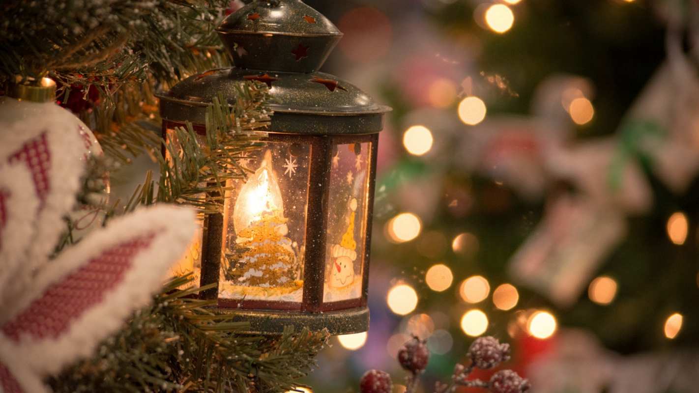 Открытка фонарик на елке  новый год фонарик  С новым годом 