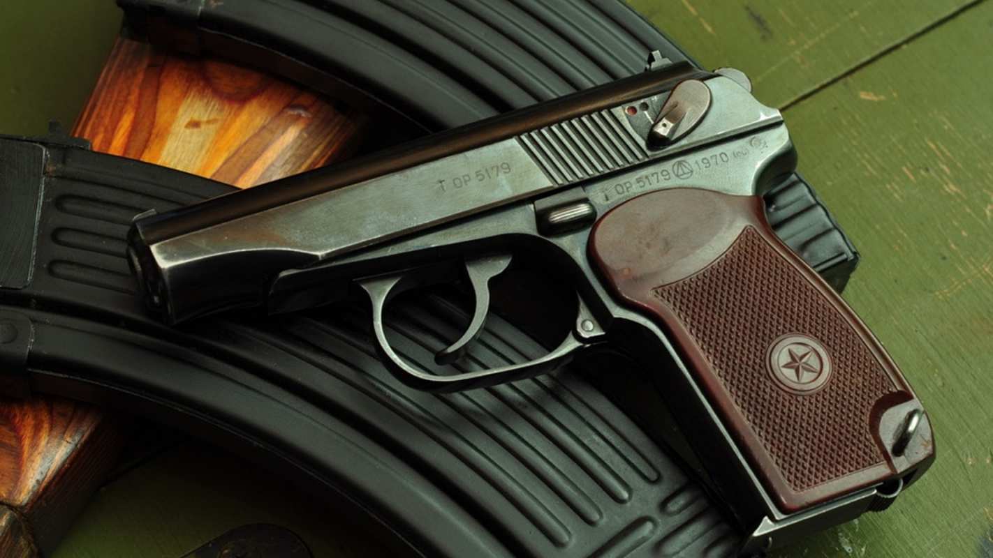 Открытка армейский пистолет и рожки от АК  оружие  С днем полиции 