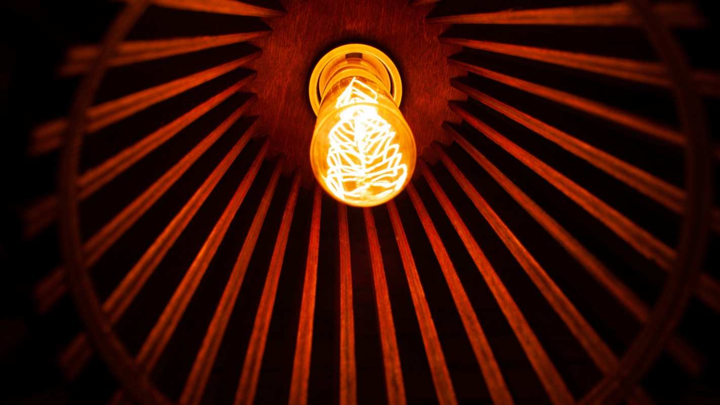 Открытка лампа в потолке  лампа  С днем энергетика 