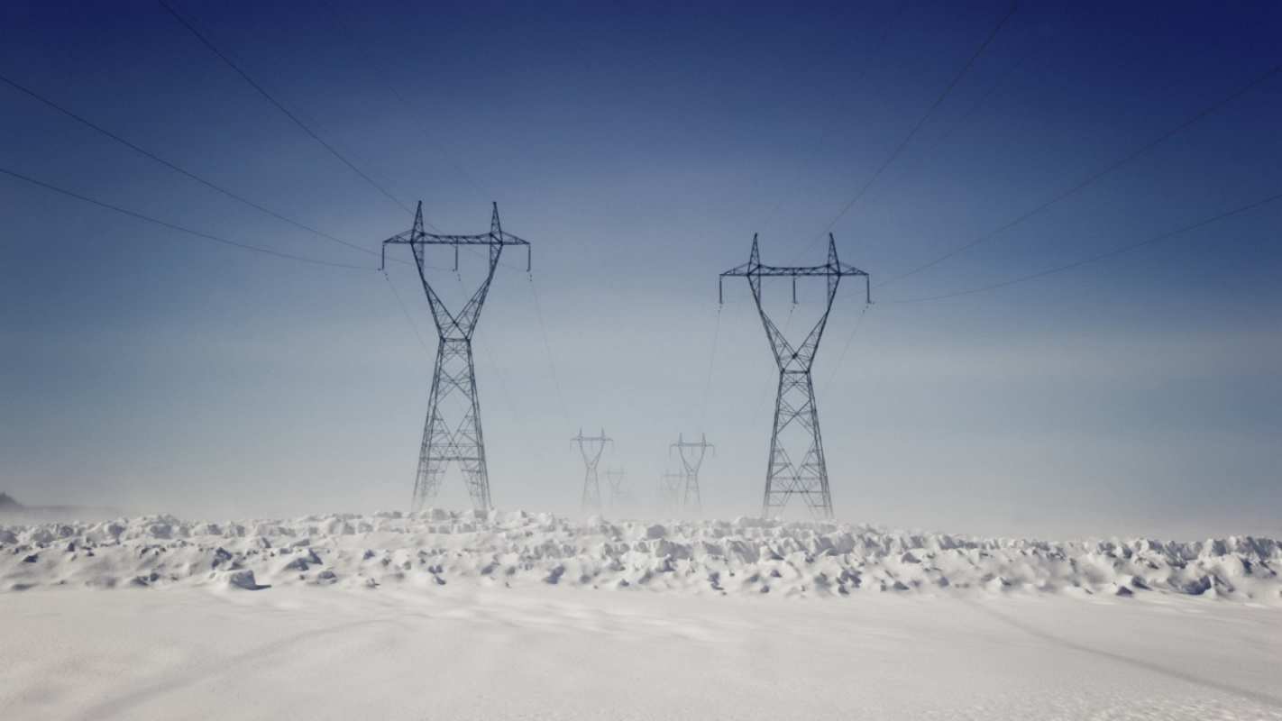 Открытка высоковольтные столбы  снег зима  С днем энергетика 