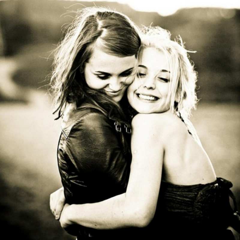 Открытка для подруги  девочки обнимаются  Хочу обнять тебя 