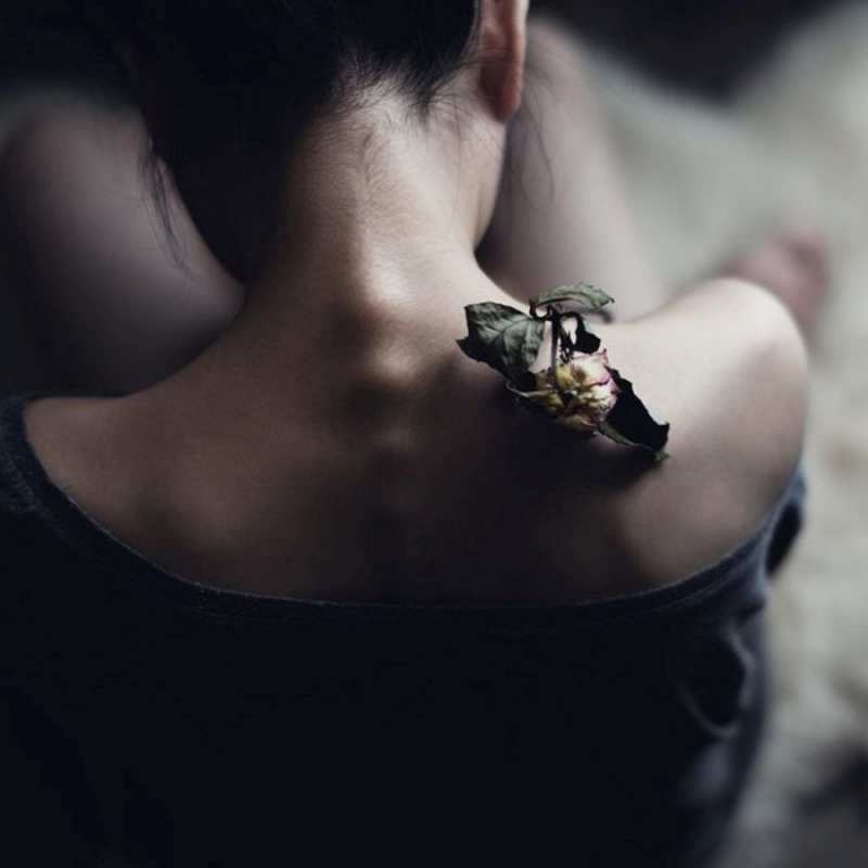 Открытка девушка  засох цветок  Я по тебе скучаю 