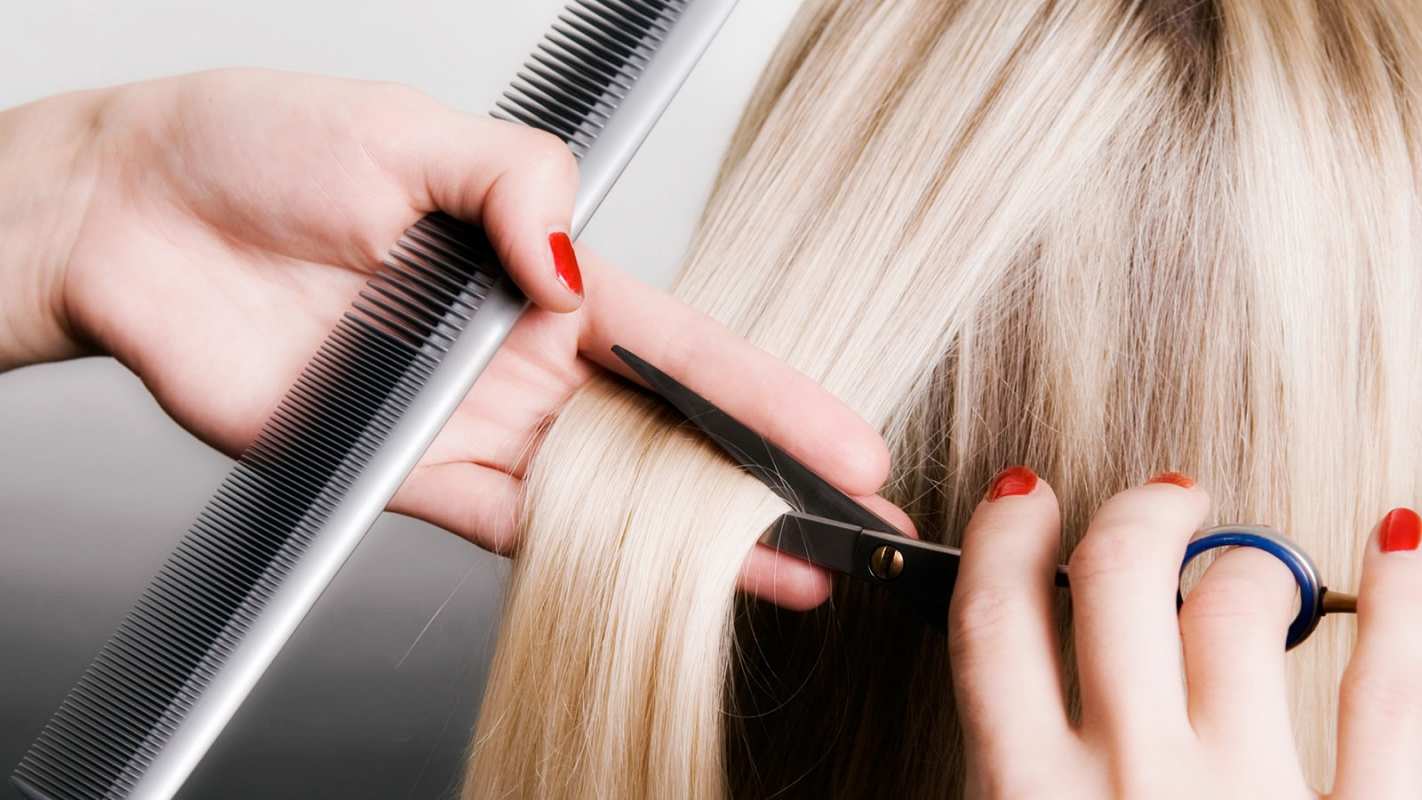 Открытка идет стрижка  с днем парикмахера расческа прическа стрижка  С днем парикмахера 