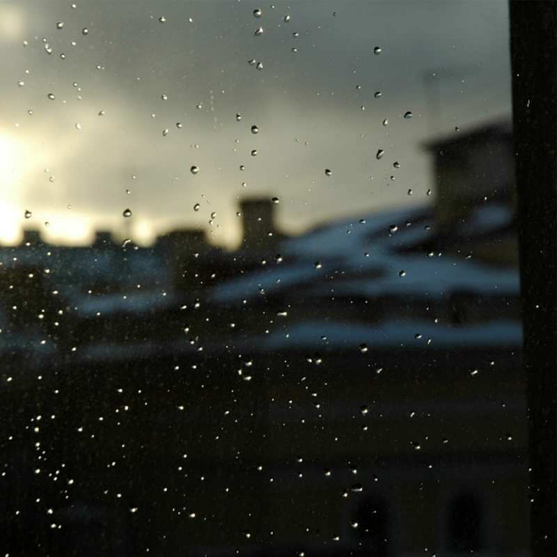 Открытка дождливо  капли на стекле  Я по тебе скучаю 