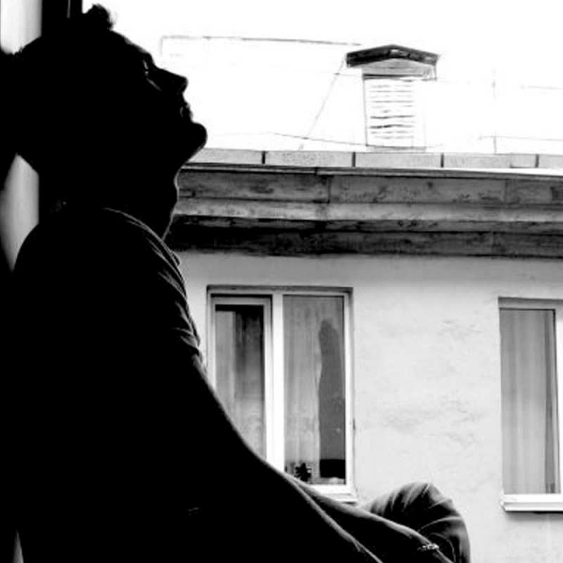 Открытка парень один  скучно ему  Я по тебе скучаю 