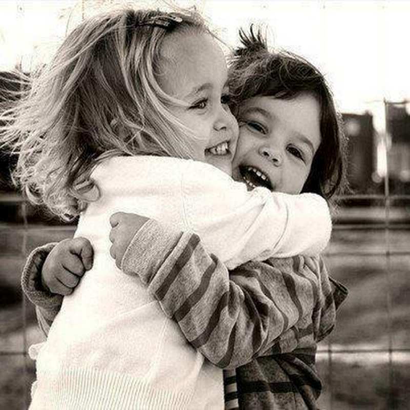 Открытка дети обнимаются  счастливая парочка  Хочу обнять тебя 