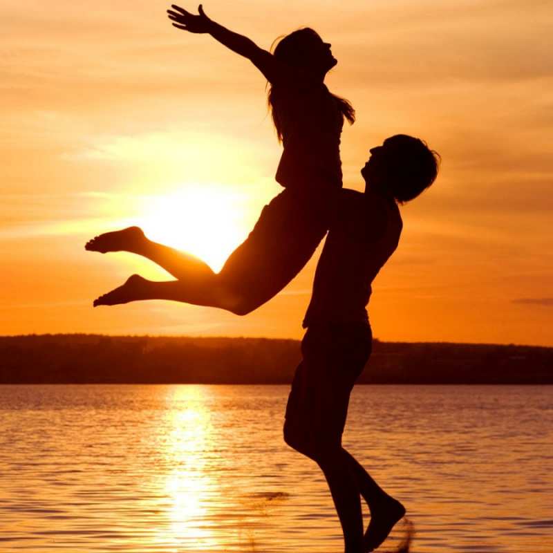 Открытка Курортный роман  парень поднимает девушку и она летит  Хочу обнять тебя 