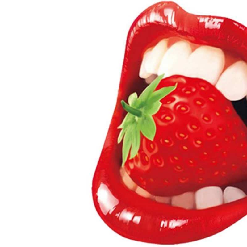 Открытка девушка держит клубнику в зубах открытка для парня открытка с яркими губами Целую тебя 