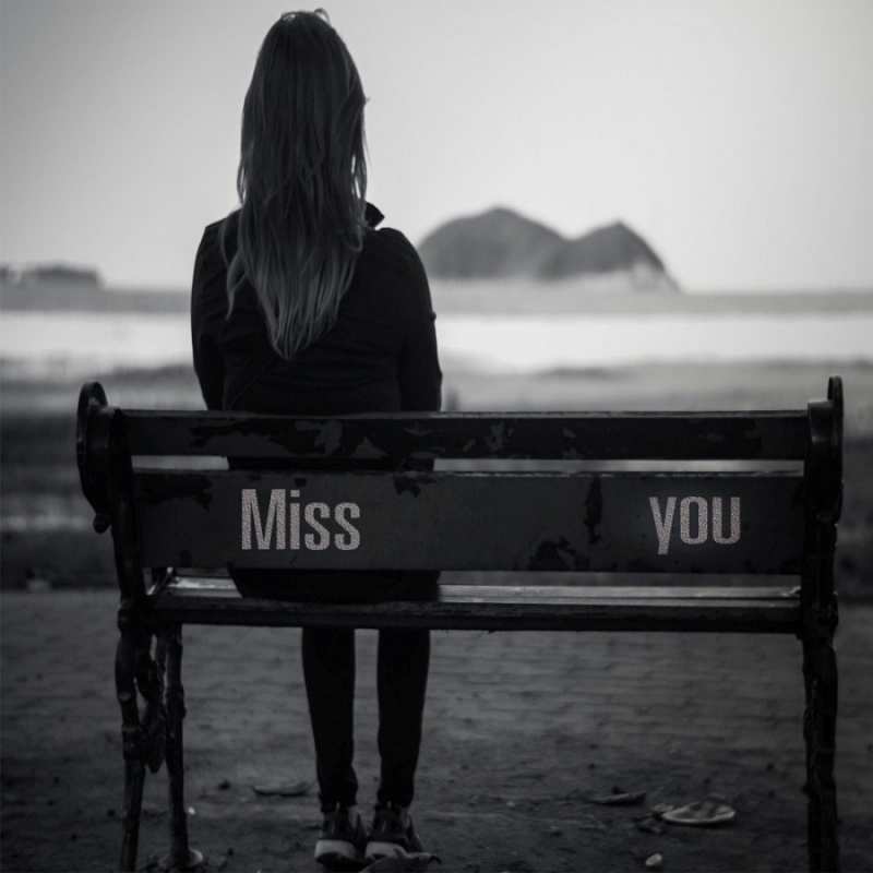 Открытка одиночество на берегу  девушка одна  Я по тебе скучаю 