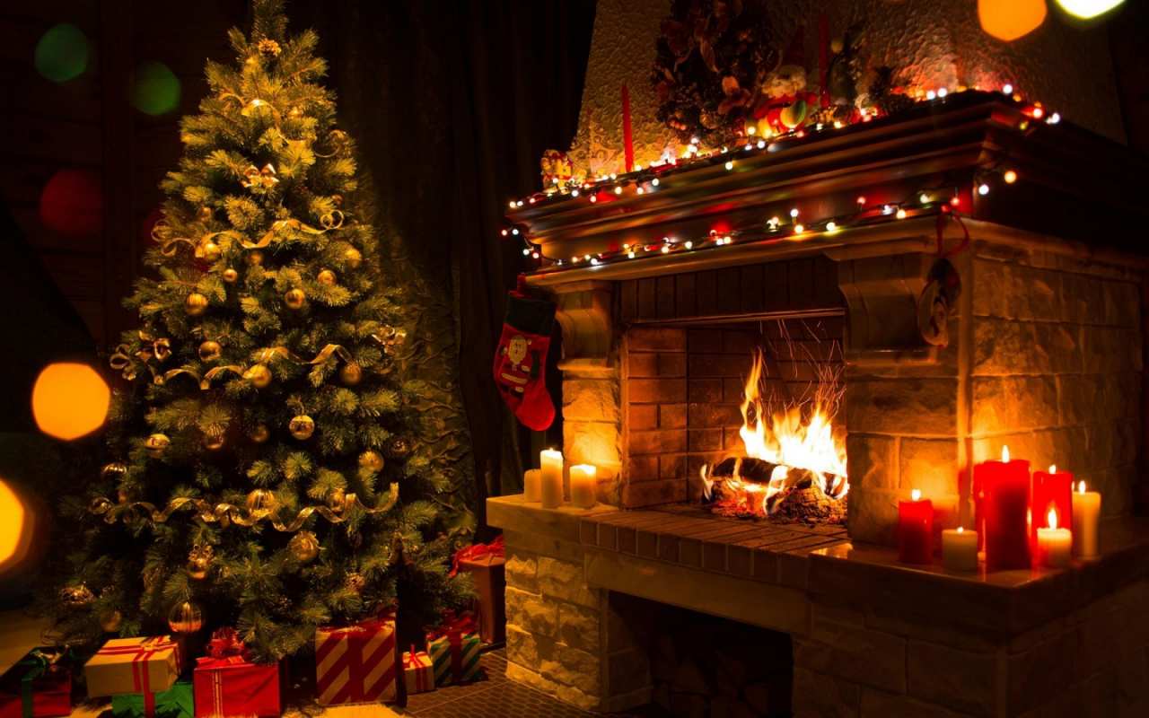 Открытка камин в рождественскую ночь со свечами  новый год  С рождеством 