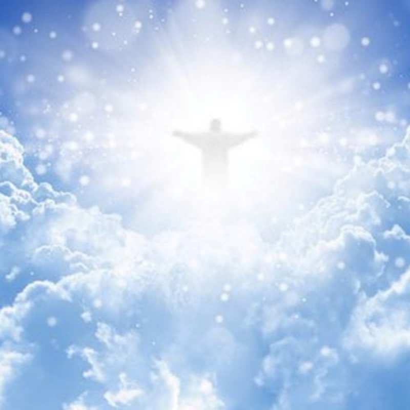 Открытка ангел на небе  ангел на облаках в свете солнца  С днем ангела 