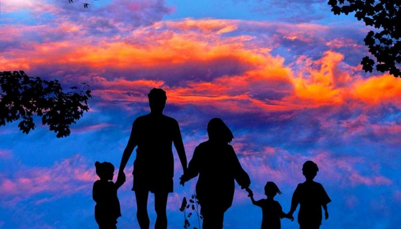 Открытка семья на фоне неба  семья  С днем семьи 