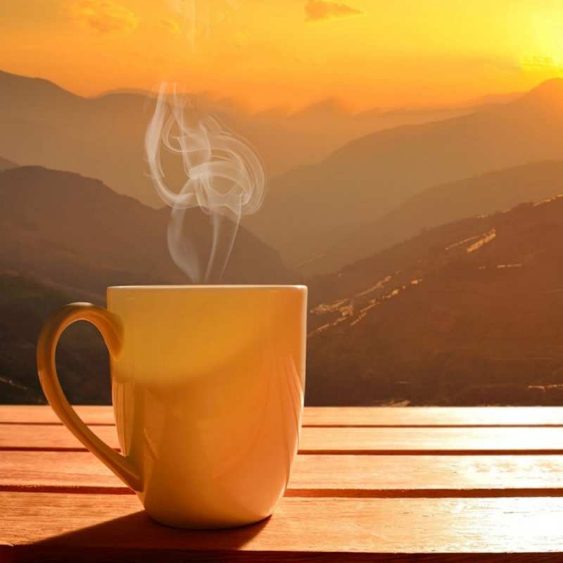 Открытка желтая кружка и пар  кофе в горах  Доброе утро 