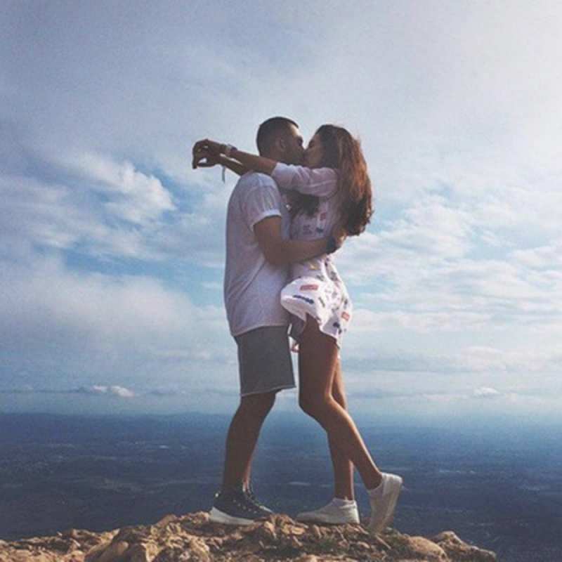 Открытка Парень и девушка обнимаются  Морской пейзаж  Хочу обнять тебя 