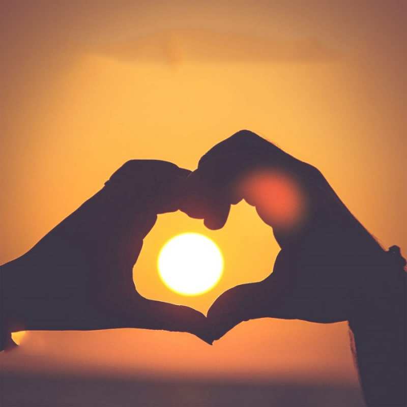 Открытка солнце в руках  садится солнце  Спокойной ночи 