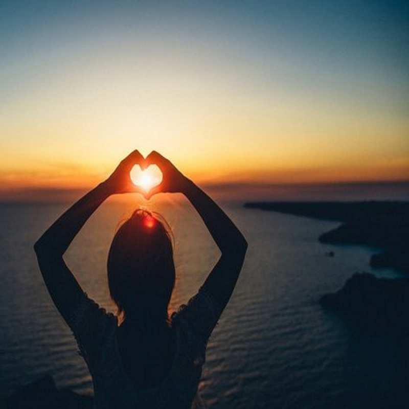 Открытка сердце из рук  закат на море  Хочу обнять тебя 
